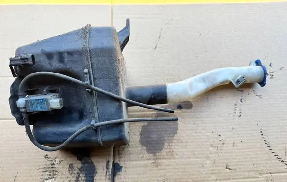 KIA Sportage Windshield washer fluid reservoir/tank 986101F001 986101F101