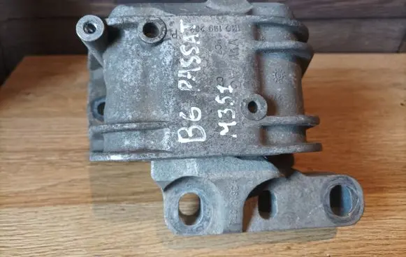 Volkswagen PASSAT B6 Engine mount bracket 1K0199262