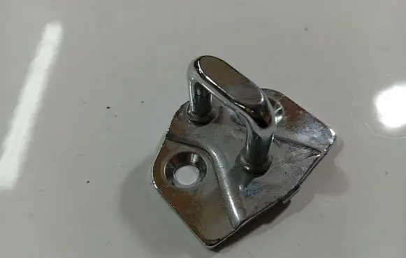 BMW 7 E65 E66 Front door lock loop/hook striker 8240573