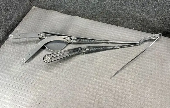 Mercedes-Benz C W203 Front wiper blade arm A2038200644