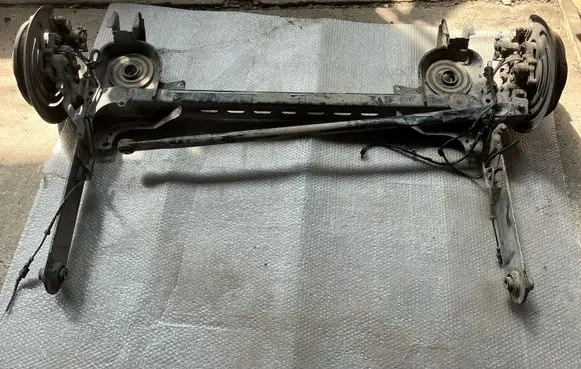 Renault Trafic III (X82) Rear axle beam 555016630R