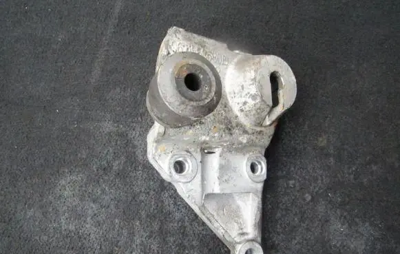 Citroen C5 Engine mounting bracket 9631853680b