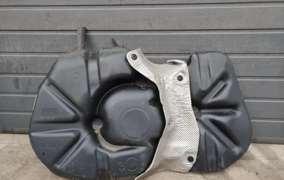 Toyota Verso Fuel tank 77001-0F030 77001-0F040