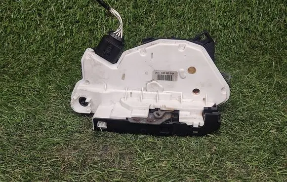 Volkswagen Scirocco Front door lock 5N2837016A