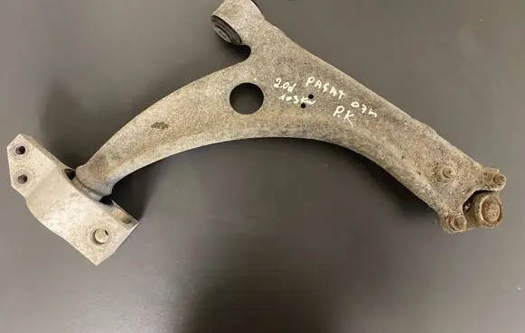 Volkswagen PASSAT B6 Front lower control arm/wishbone 3C0407153B
