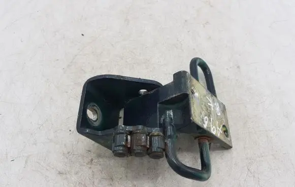 Volkswagen Touareg I Front door lower hinge 7L0831411