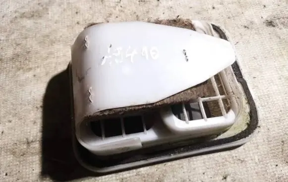 Nissan X-Trail T30 Dash center air vent grill 768034u000