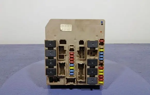 Renault Clio III Fuse box set 674660