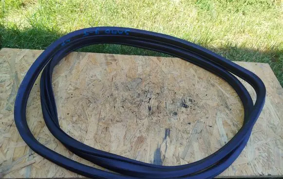 Saab 9-5 Front door rubber seal 