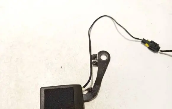 Rear seatbelt buckle