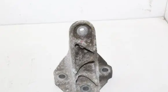 Jaguar XF X250 Engine mounting bracket 5R836061BA