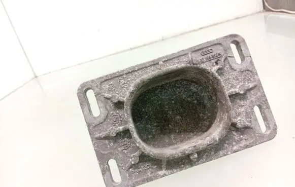 Engine mounting bracket