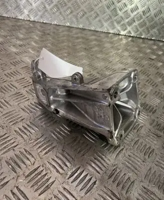 Engine mounting bracket