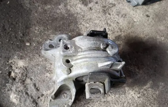 Citroen C6 Engine mount bracket