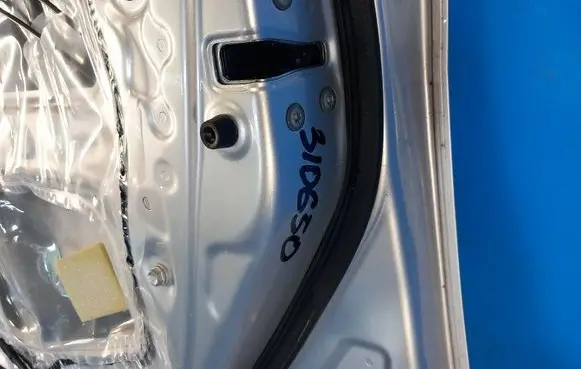 Toyota Prius (XW30) Front door lock 6903047060