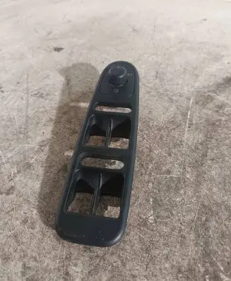 Seat Leon (1M) Front door window switch trim 002867 M0163B
