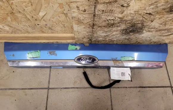 Ford Fiesta Trunk door license plate light bar 8A61A43404DD