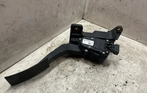 Nissan Pathfinder R51 Accelerator throttle pedal 18002EB400