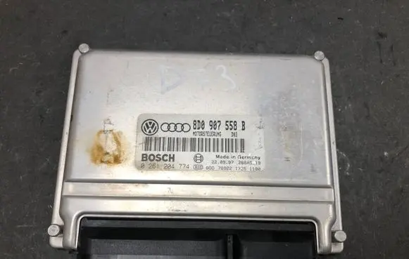 Volkswagen PASSAT B5.5 Engine control unit/module 8D0907558B