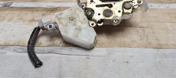 Nissan X-Trail T30 Front door lock 80553AA210 89A927
