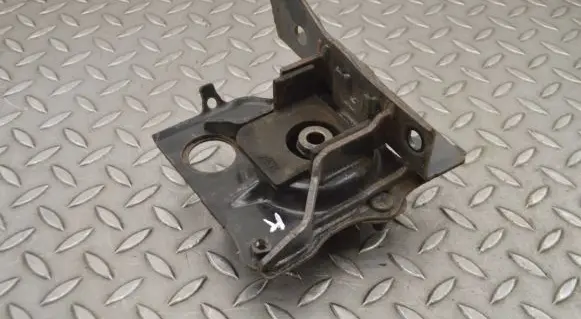 Toyota Prius (XW20) Engine mount bracket