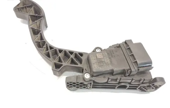 Accelerator throttle pedal
