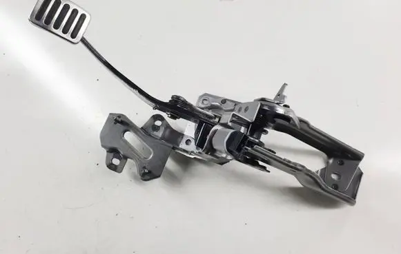 Suzuki Swift III Brake pedal 