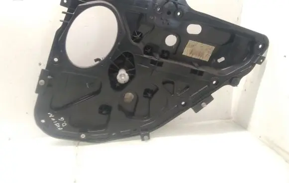 Rear door manual window regulator