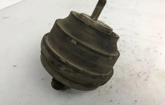 BMW 5 E39 Engine mount bracket 1094248