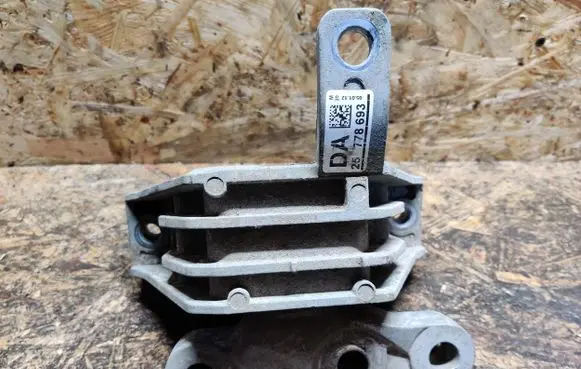 Cadillac SRX Engine mount bracket 25778693