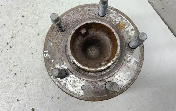 Opel Zafira C Rear wheel hub 13577407