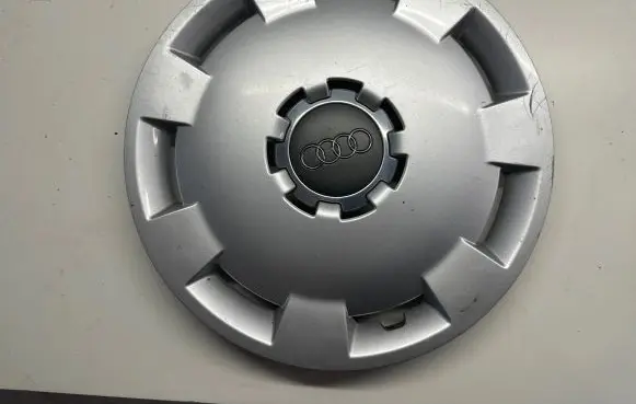 Audi A3 S3 8L R15 wheel hub/cap/trim 8E0601147A