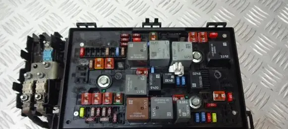Opel Astra H Fuse box cover 13313206QW