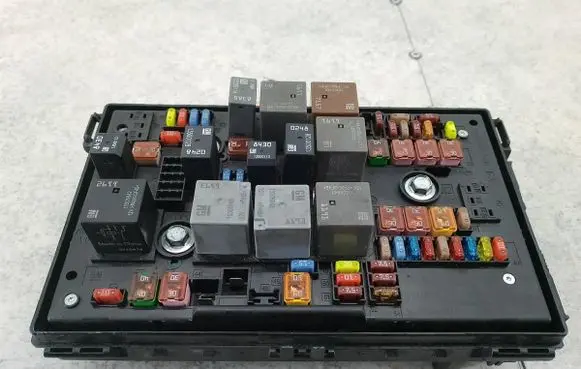 Opel Astra J Fuse box set 13318785