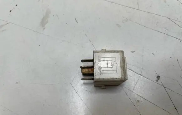 BMW 5 E39 Other relay 1729004 V23134C52X90