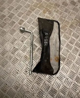 Nissan Juke I F15 Wheel nut wrench 