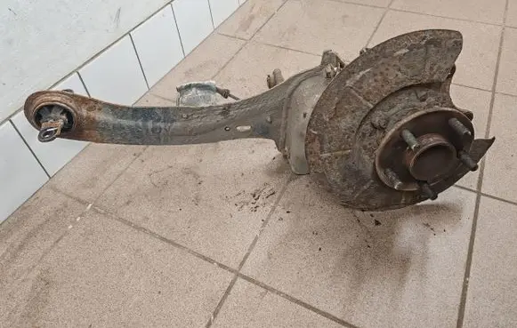 Rear wheel hub spindle/knuckle