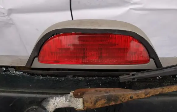 KIA Carnival Third/center stoplight