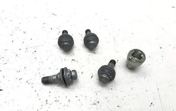 Opel Frontera Anti-theft wheel nuts and lock 9865133880