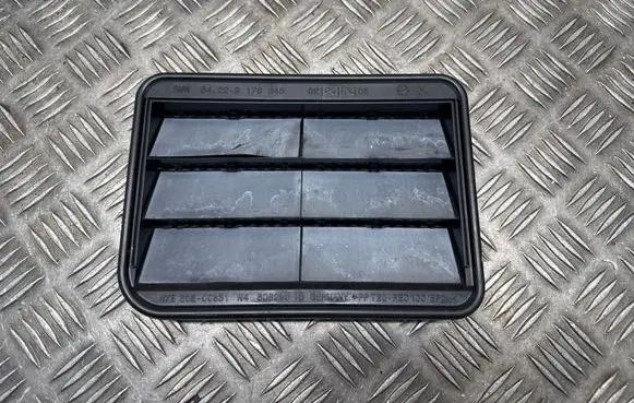 Quarter panel pressure vent