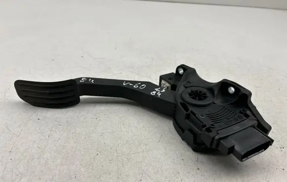 Accelerator throttle pedal