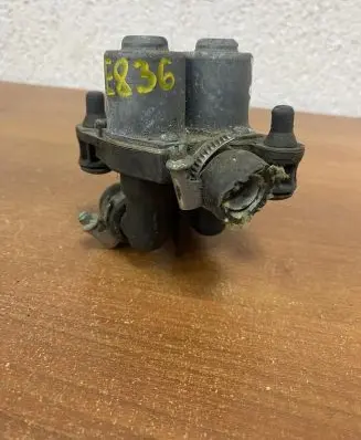 Mercedes-Benz C W202 Coolant heater control valve 0018303484 E836