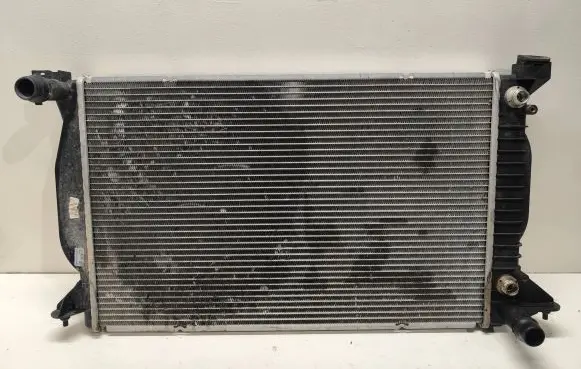 Audi A4 S4 B7 8E 8H Coolant radiator