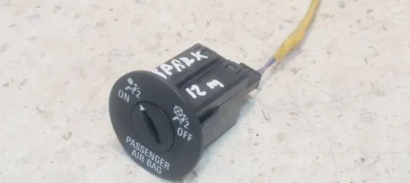 Passenger airbag on/off switch