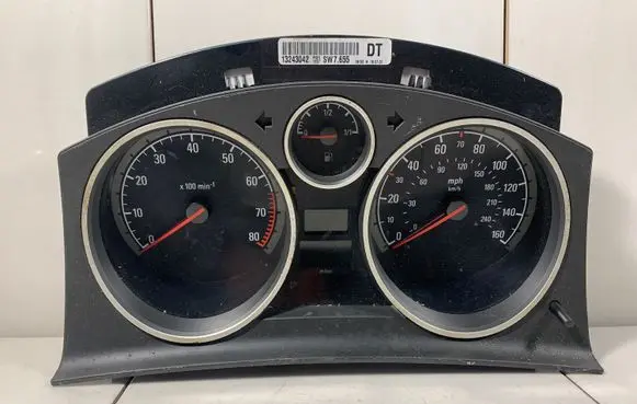 Opel Zafira B Speedometer (instrument cluster) 13243042
