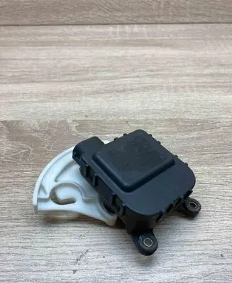 Volkswagen PASSAT B5.5 Air flap motor/actuator 8D1820511E 0132801148