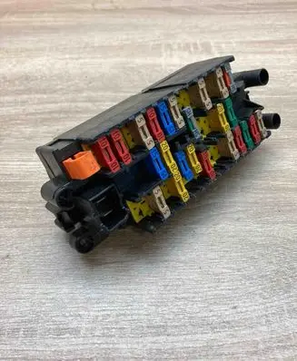 Peugeot 206 Fuse module 9635518180 189028