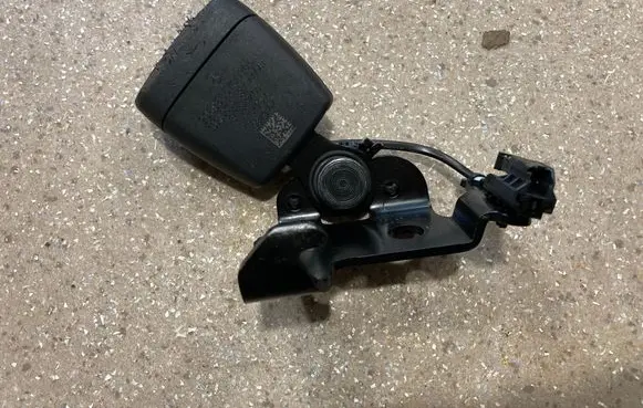 Rear seatbelt buckle
