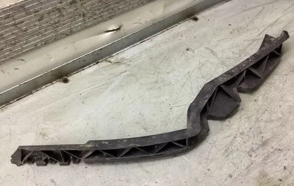 Skoda Octavia Mk2 (1Z) Front bumper mounting bracket 1Z0807183