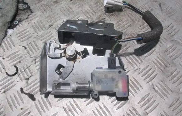 Ford Mondeo Mk III Tailgate/trunk/boot lock/catch/latch 3S7143102AB S1XVA A43102AB